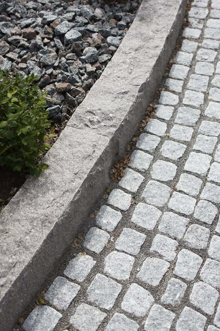 Układanie kostki granitowej - roboty brukarskie