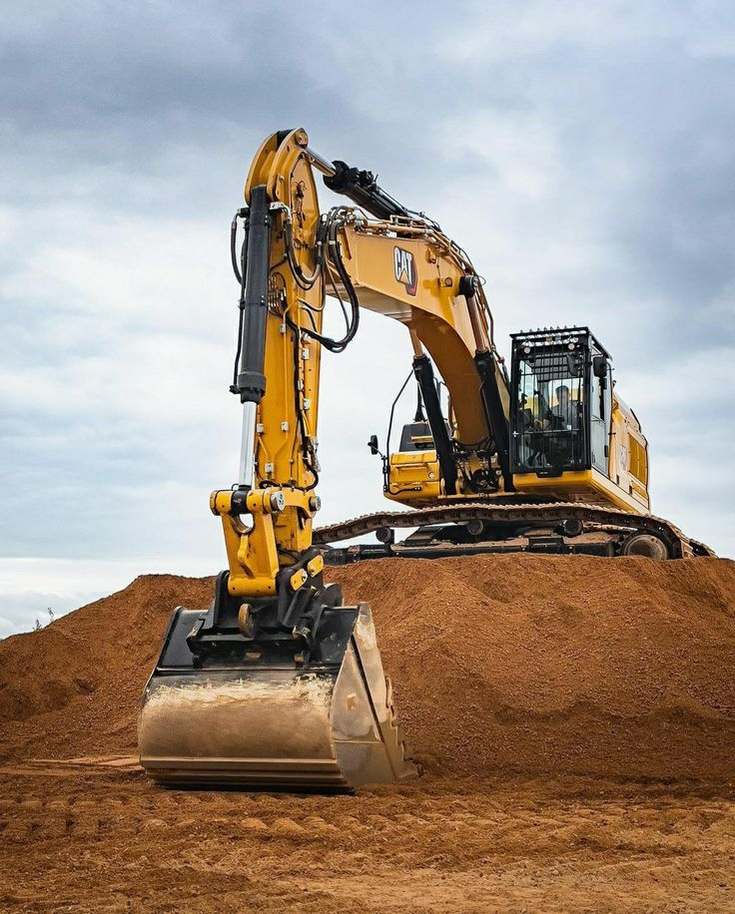 Koparka gąsienicowa przy robotach ziemnych - wykop pod fundamenty